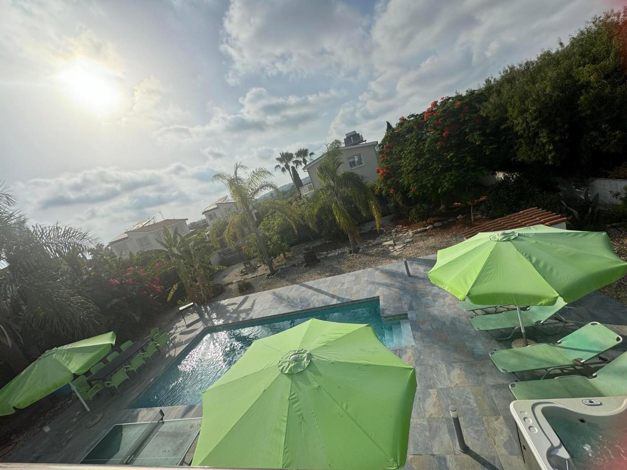 Villa Coralia Gardens 1Km From Coral Bay Beach Екстер'єр фото