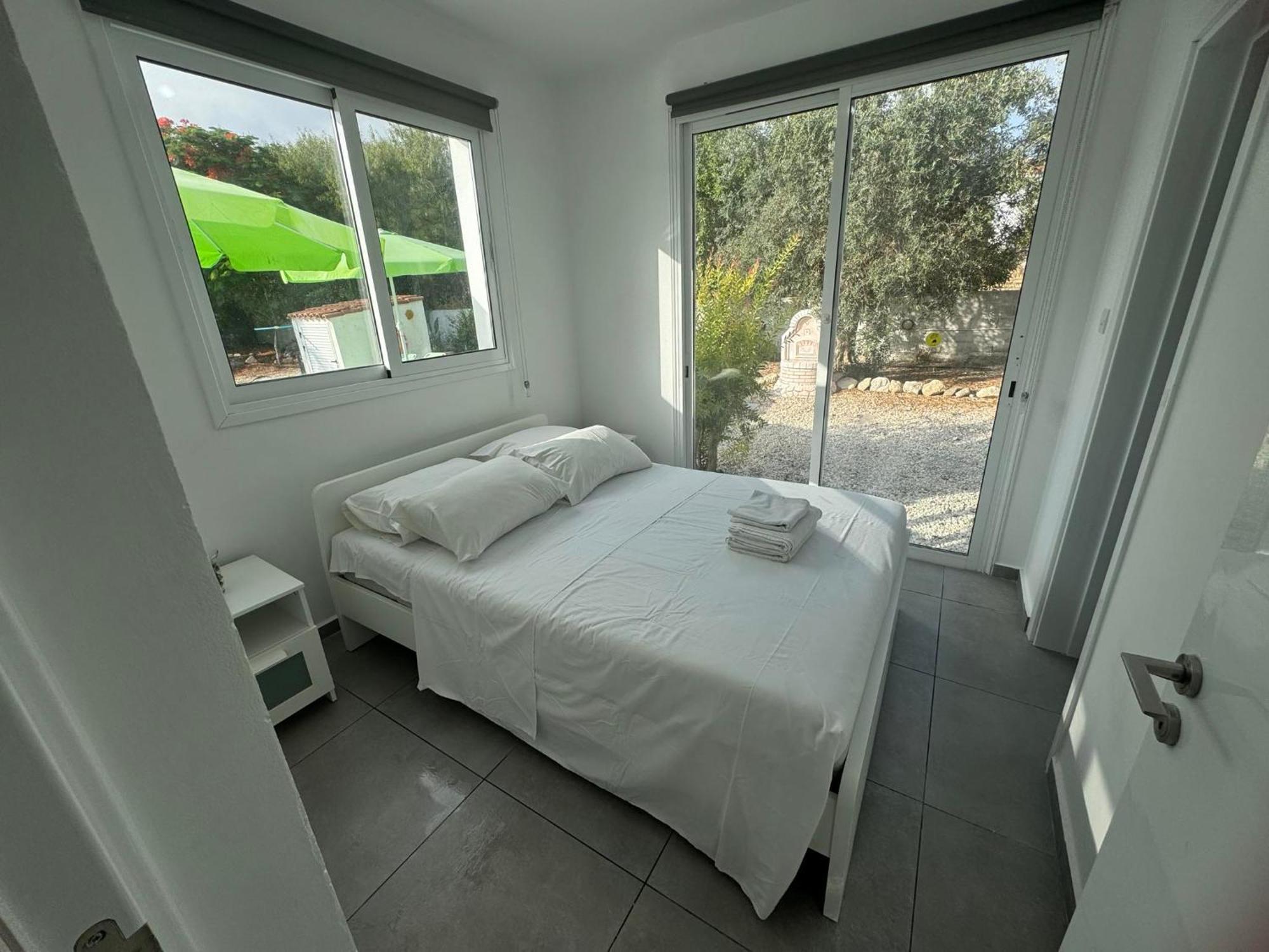 Villa Coralia Gardens 1Km From Coral Bay Beach Екстер'єр фото