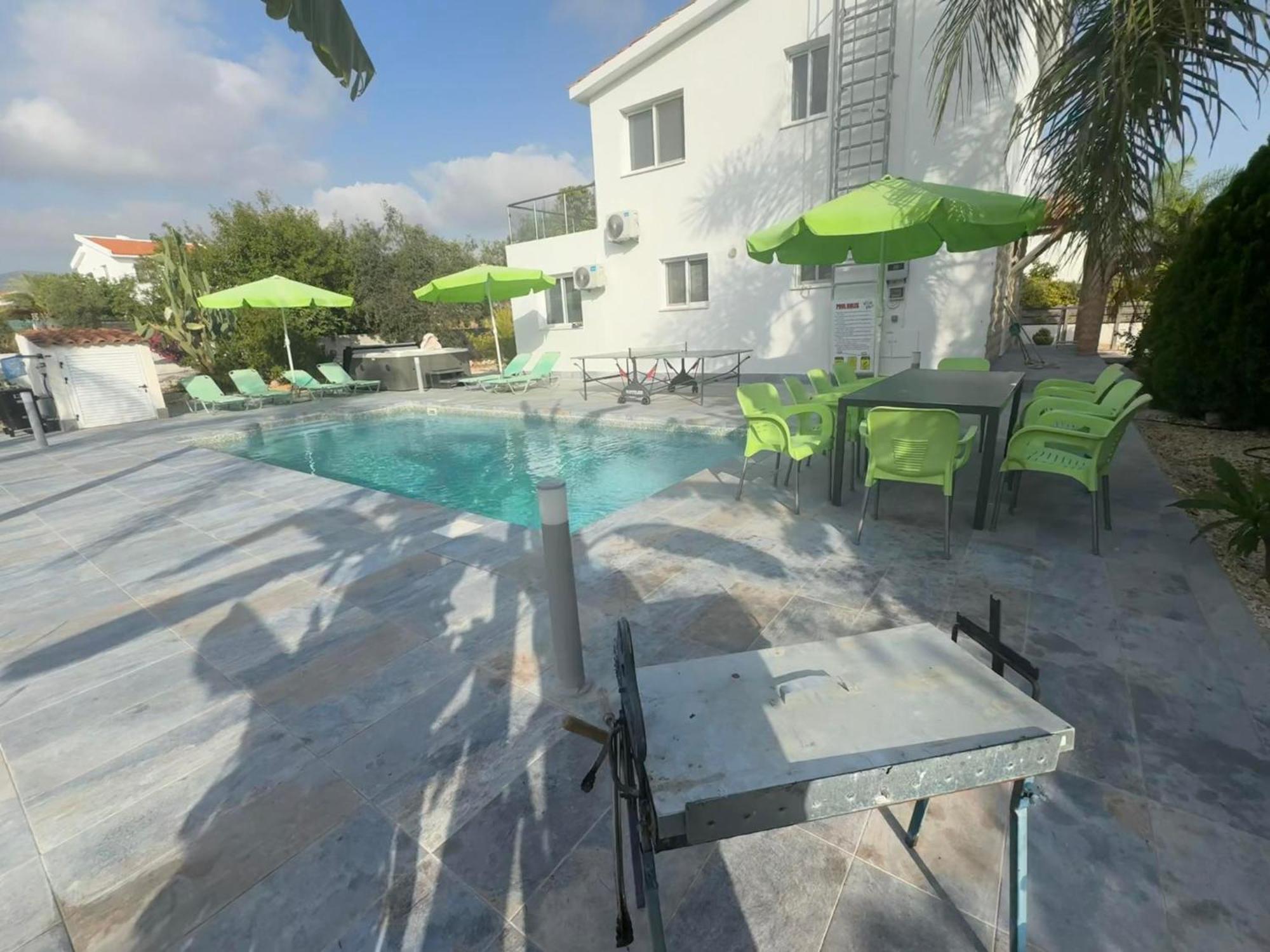 Villa Coralia Gardens 1Km From Coral Bay Beach Екстер'єр фото