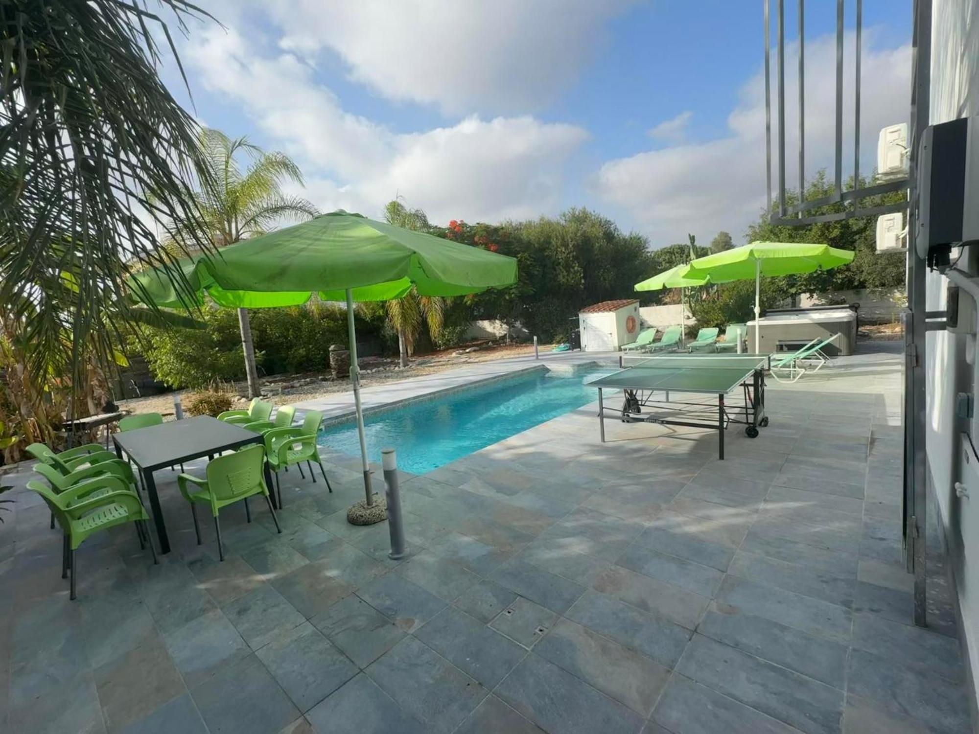Villa Coralia Gardens 1Km From Coral Bay Beach Екстер'єр фото